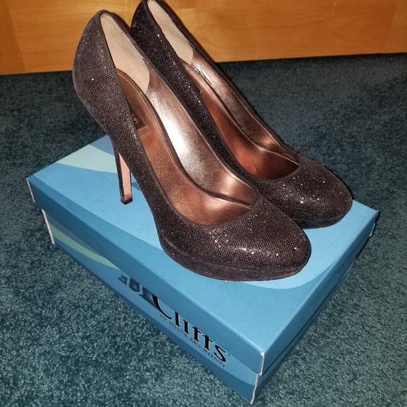 Black sparkly heels cliffs by white mountain - Picture 11 of 12